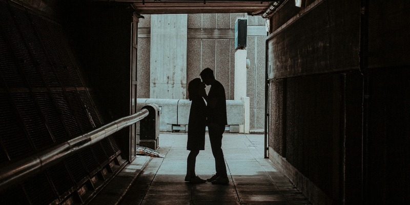 Tinder generuje miłość w zamknięciu Tinder generuje miłość w zamknięciu